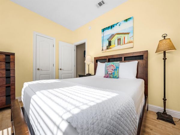 Destin Rental Six Bedrooms Close to 100 Yards to Beach