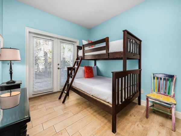 Destin Rental Six Bedrooms Close to 100 Yards to Beach