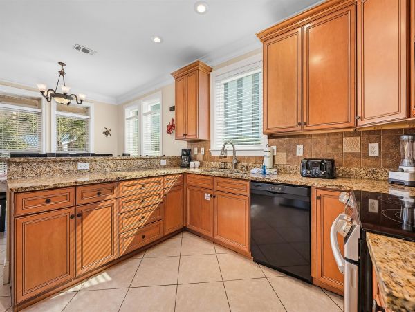 Destin Rental Six Bedrooms Close to 100 Yards to Beach