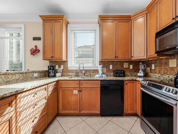 Destin Rental Six Bedrooms Close to 100 Yards to Beach