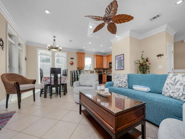 Destin Rental Six Bedrooms Close to 100 Yards to Beach