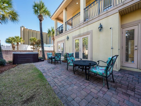 Destin Rental Six Bedrooms Close to 100 Yards to Beach