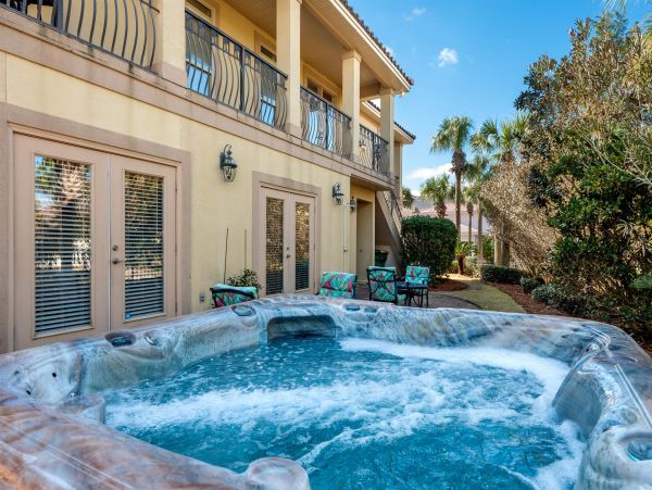 Destin Rental Six Bedrooms Close to 100 Yards to Beach