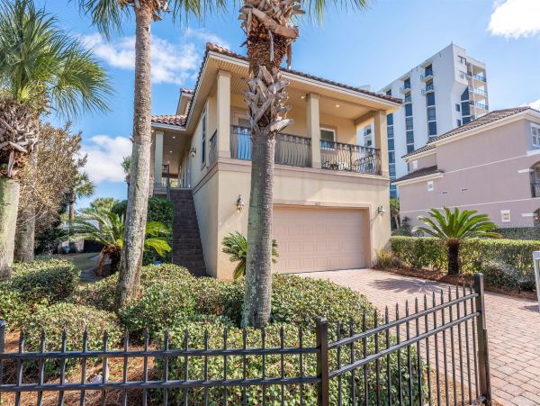 Destin Rental Six Bedrooms Close to 100 Yards to Beach