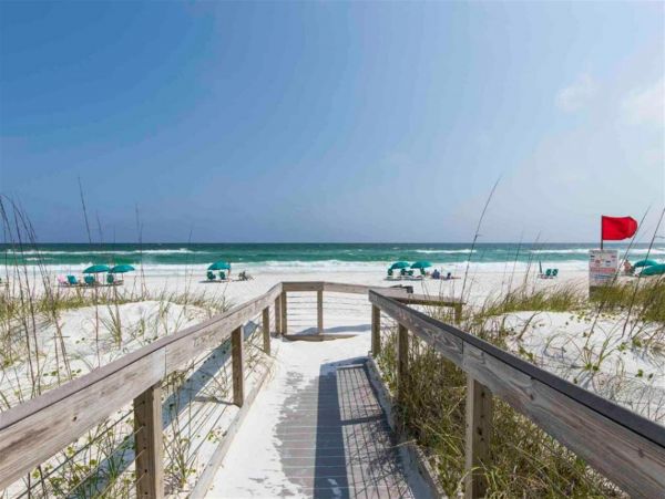 Destin Rental Six Bedrooms Close to 100 Yards to Beach