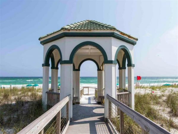 Destin Rental Six Bedrooms Close to 100 Yards to Beach