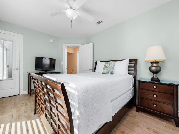 Destin Rental Six Bedrooms Close to 100 Yards to Beach