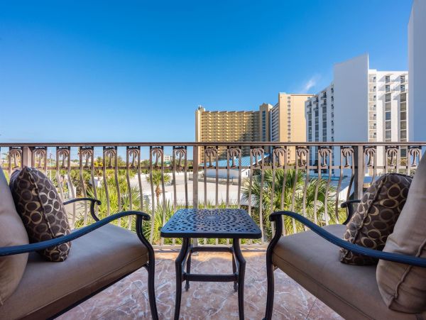 Destin Rental Six Bedrooms Close to 100 Yards to Beach