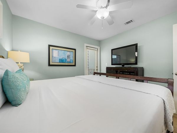 Destin Rental Six Bedrooms Close to 100 Yards to Beach