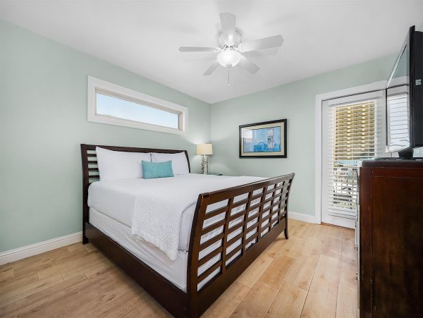 Destin Rental Six Bedrooms Close to 100 Yards to Beach