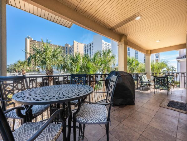 Destin Rental Six Bedrooms Close to 100 Yards to Beach