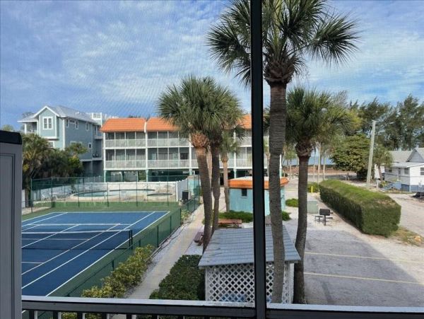 Two Bedroom Vacation Condo with Bay Views and Close to Beach