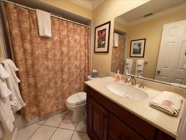 Two Bedroom Vacation Condo with Bay Views and Close to Beach