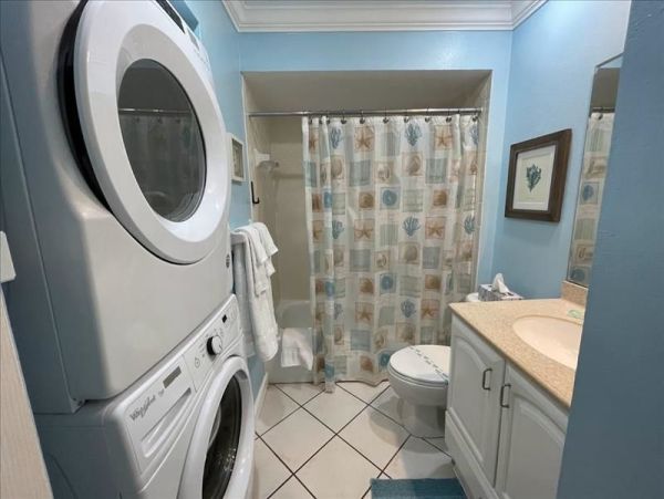 Two Bedroom Vacation Condo with Bay Views and Close to Beach