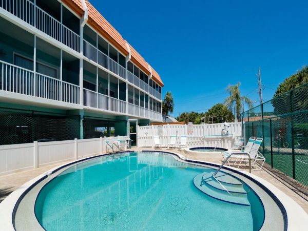 Two Bedroom Vacation Condo with Bay Views and Close to Beach