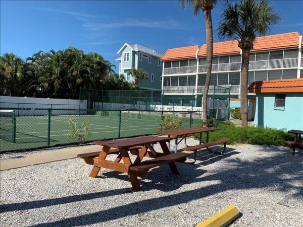 Two Bedroom Vacation Condo with Bay Views and Close to Beach