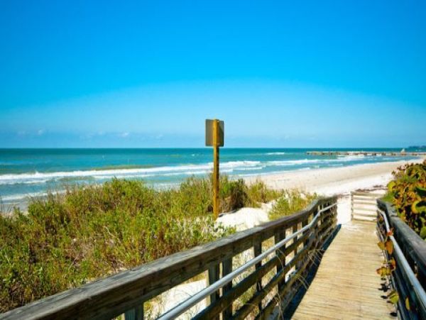 Two Bedroom Vacation Condo with Bay Views and Close to Beach