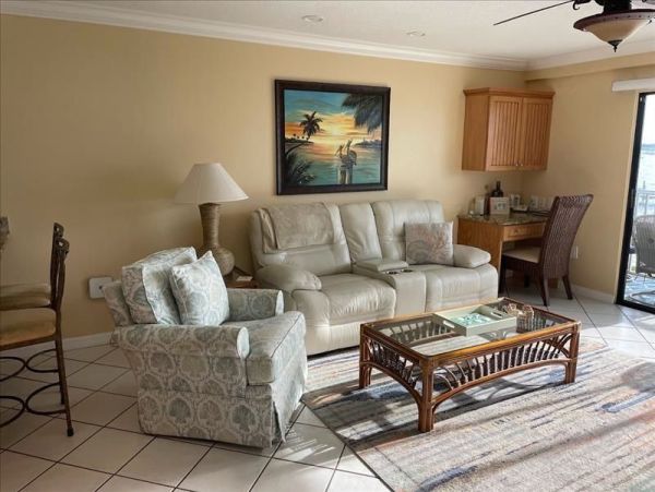 Two Bedroom Vacation Condo with Bay Views and Close to Beach