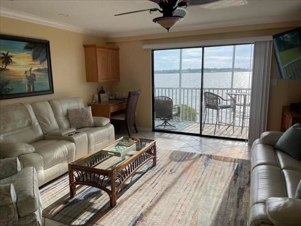 Two Bedroom Vacation Condo with Bay Views and Close to Beach