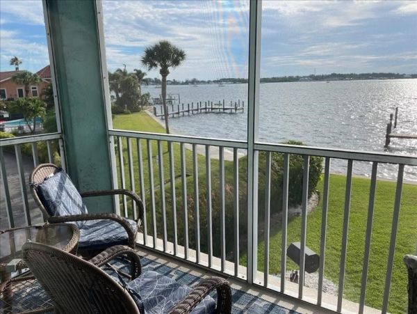 Two Bedroom Vacation Condo with Bay Views and Close to Beach
