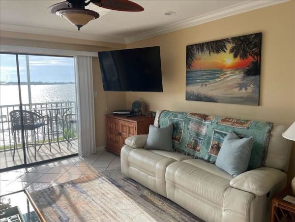 Two Bedroom Vacation Condo with Bay Views and Close to Beach
