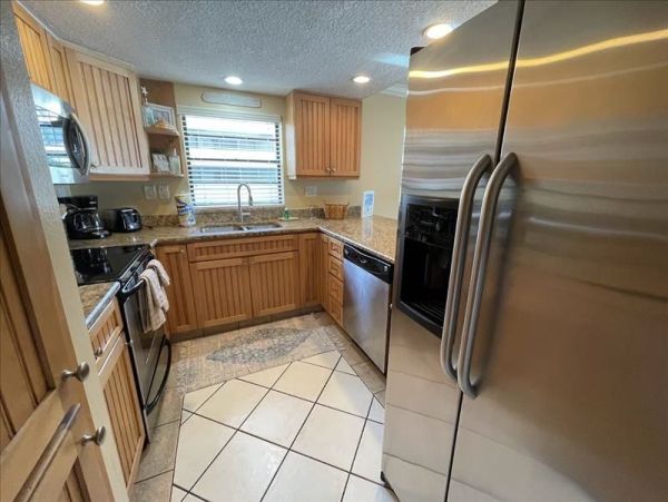 Two Bedroom Vacation Condo with Bay Views and Close to Beach