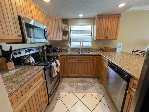 Two Bedroom Vacation Condo with Bay Views and Close to Beach