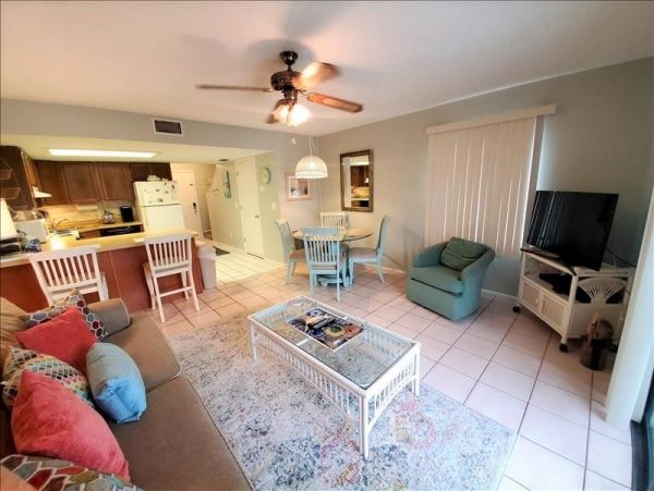 Value Priced Holmes Beach 2 Bedroom Condo Sleeps 6
