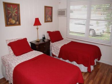 Guest bedroom with twin beds