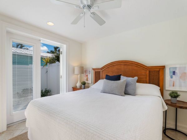 2 Bedroom Vacation Condo in Holmes Beach Walk To Beach