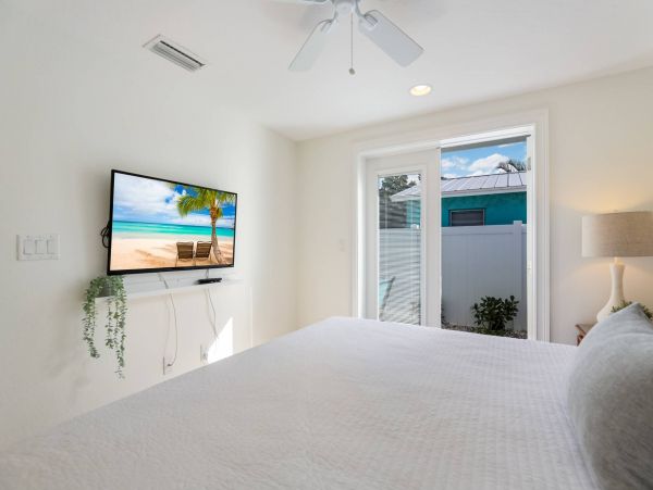 2 Bedroom Vacation Condo in Holmes Beach Walk To Beach
