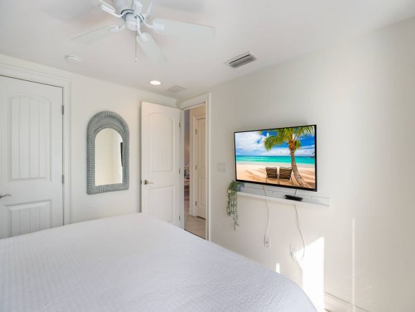 2 Bedroom Vacation Condo in Holmes Beach Walk To Beach