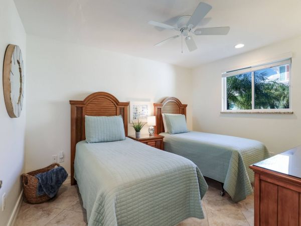 2 Bedroom Vacation Condo in Holmes Beach Walk To Beach