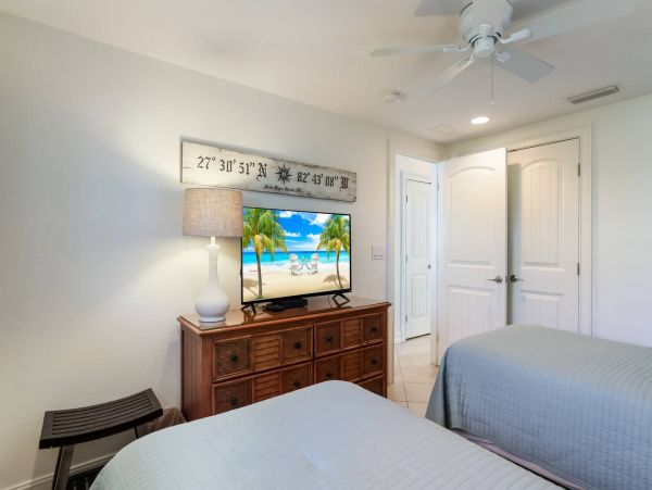 2 Bedroom Vacation Condo in Holmes Beach Walk To Beach