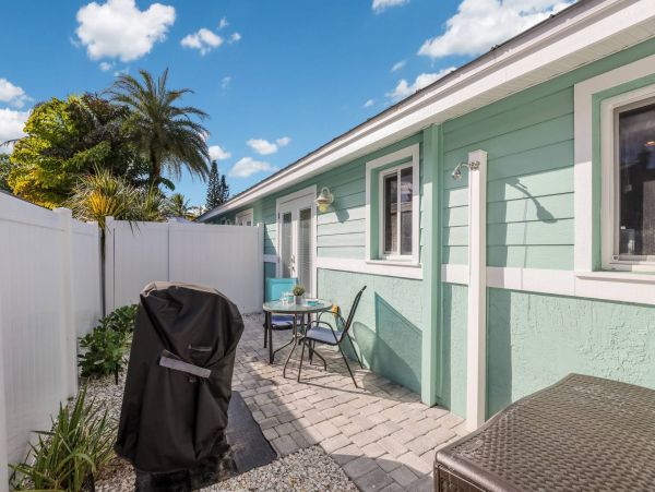 2 Bedroom Vacation Condo in Holmes Beach Walk To Beach