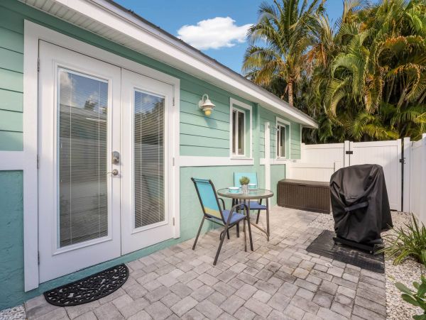 2 Bedroom Vacation Condo in Holmes Beach Walk To Beach