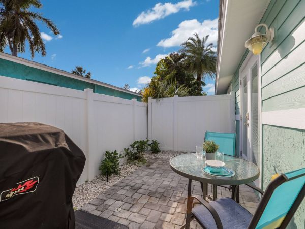 2 Bedroom Vacation Condo in Holmes Beach Walk To Beach