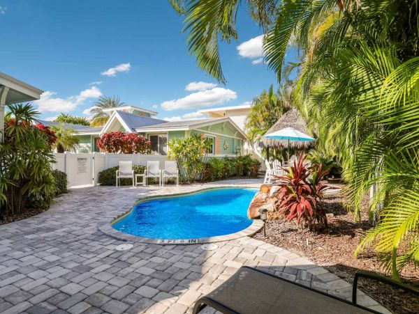2 Bedroom Vacation Condo in Holmes Beach Walk To Beach