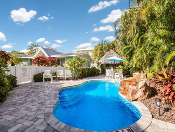 2 Bedroom Vacation Condo in Holmes Beach Walk To Beach