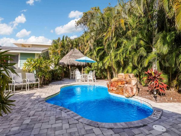 2 Bedroom Vacation Condo in Holmes Beach Walk To Beach