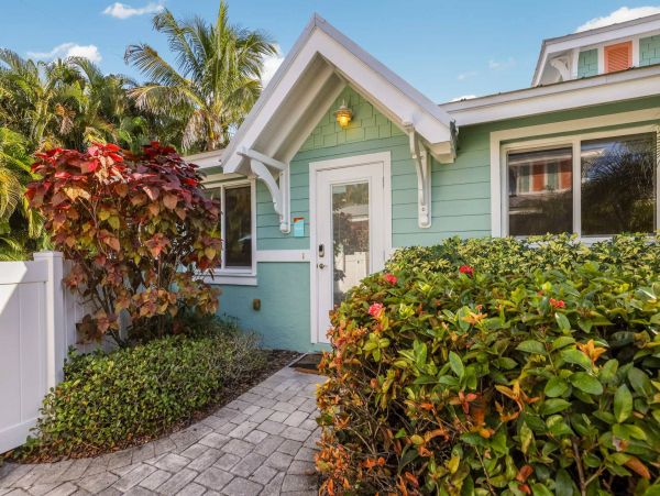 2 Bedroom Vacation Condo in Holmes Beach Walk To Beach