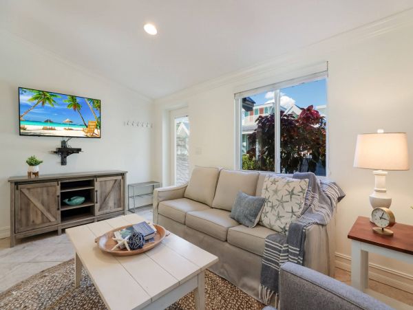 2 Bedroom Vacation Condo in Holmes Beach Walk To Beach