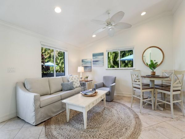 2 Bedroom Vacation Condo in Holmes Beach Walk To Beach
