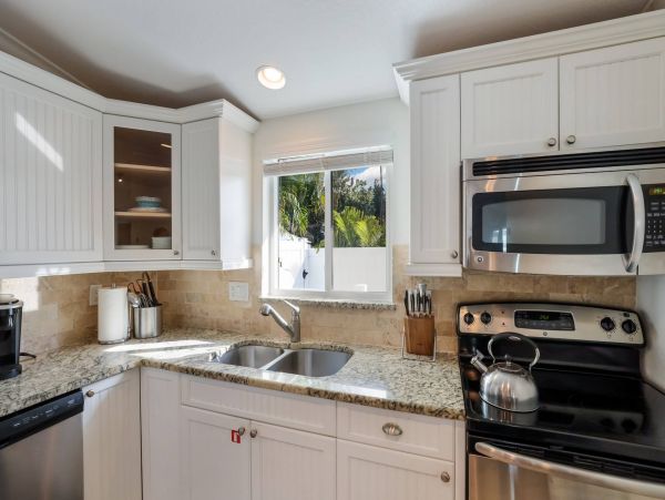 2 Bedroom Vacation Condo in Holmes Beach Walk To Beach