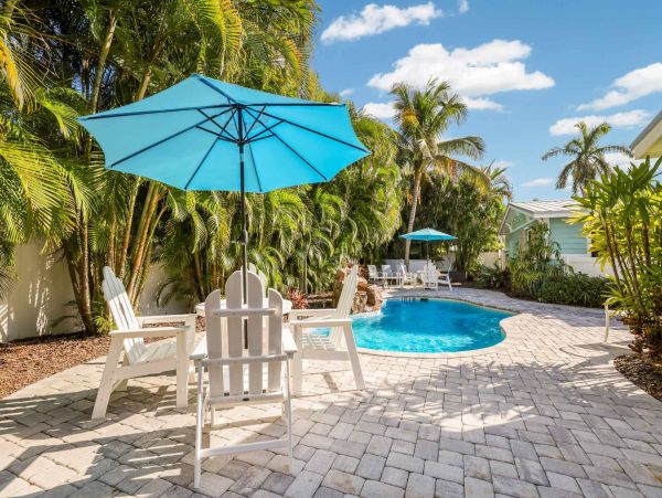 2 Bedroom Vacation Condo in Holmes Beach Walk To Beach
