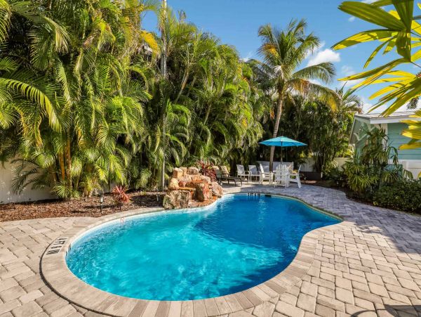 2 Bedroom Vacation Condo in Holmes Beach Walk To Beach