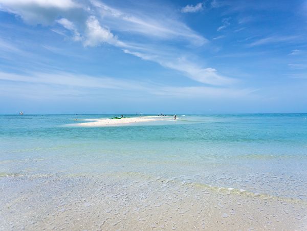 Luxury 5 Bedroom Naples Home Close to the Beach With Pool