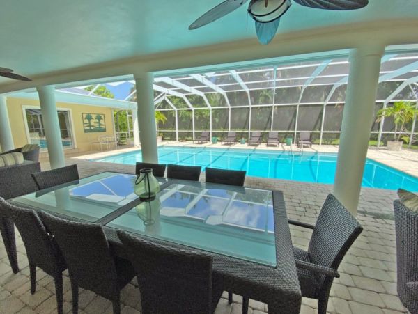 Luxury 5 Bedroom Naples Home Close to the Beach With Pool