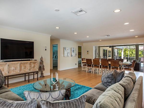 Luxury 5 Bedroom Naples Home Close to the Beach With Pool