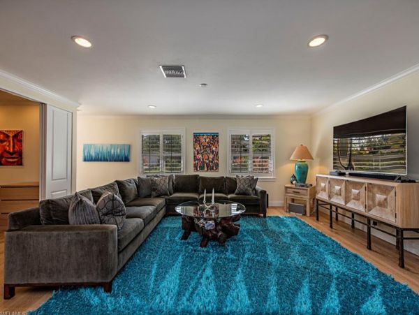 Luxury 5 Bedroom Naples Home Close to the Beach With Pool